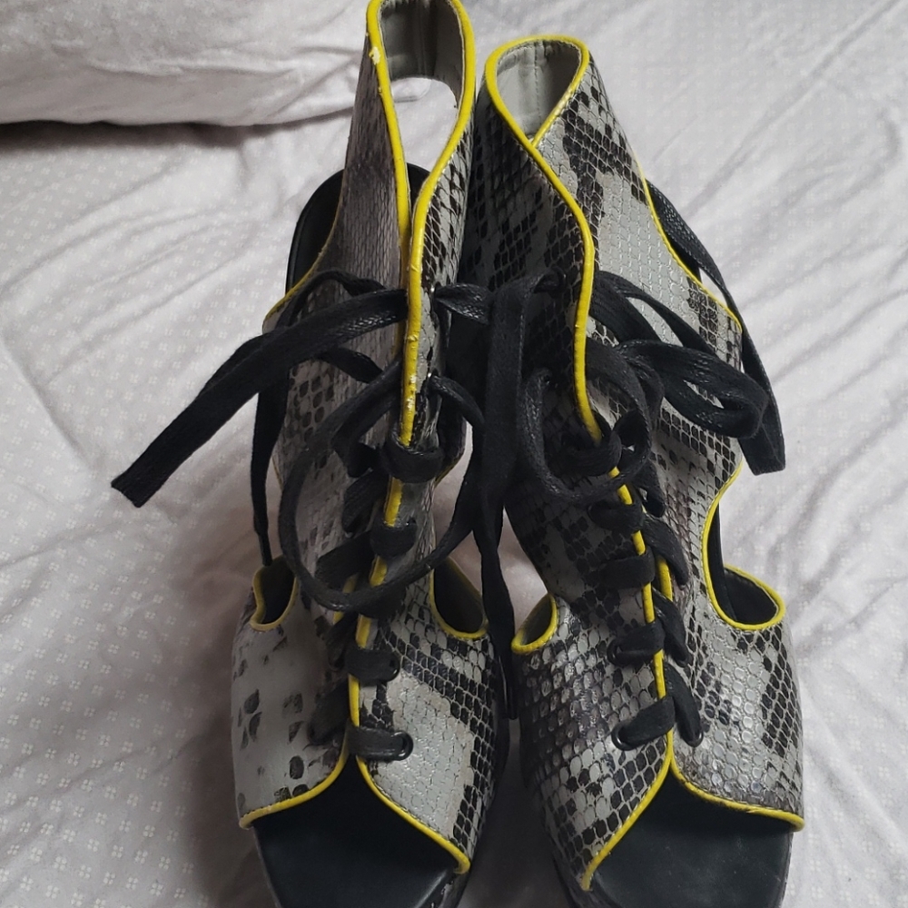 Shoe - Picture 4 of 4